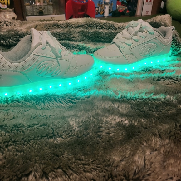 HEELYS LIGHT UP SKATE SHOES - Picture 2 of 6